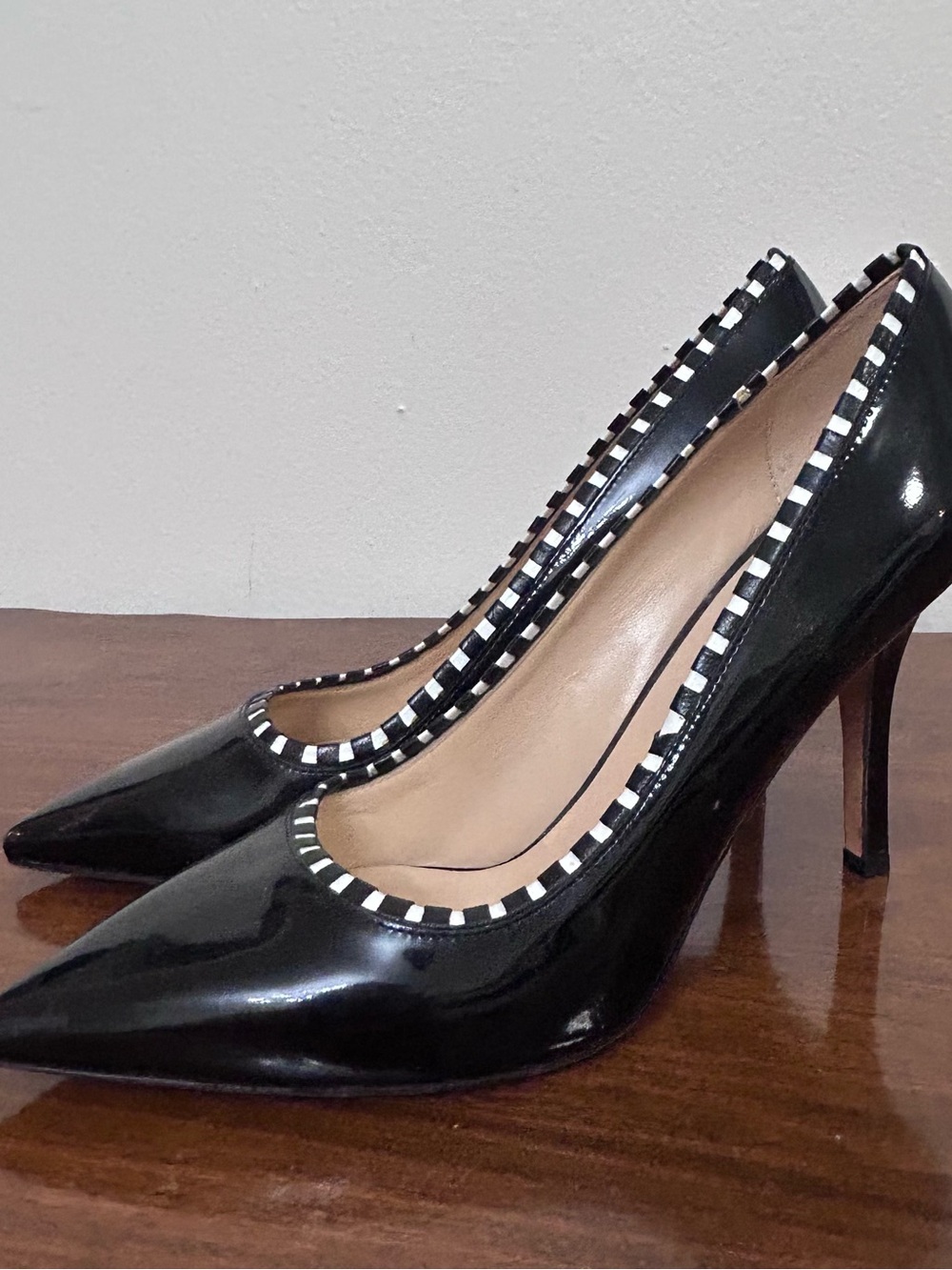 🎲MAKE OFFER🎲 kate spade Black Patent Pointed Toe Pumps White Trim Heels 8 - Picture 2 of 9